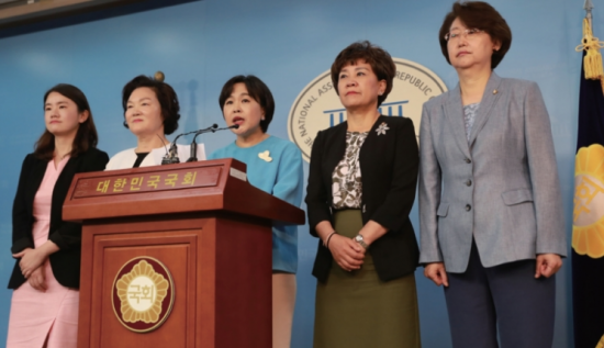 김순례 당시 자유한국당(현 미래통합당) 의원을 비롯한 여성의원 및 중앙여성위원회 관계자들이 지난 2017년 7월27일 국회 정론관에서 기자회견을 열고 청와대 탁현민 행정관 사퇴 촉구 기자회견을 하고 있다. [이미지출처=연합뉴스]