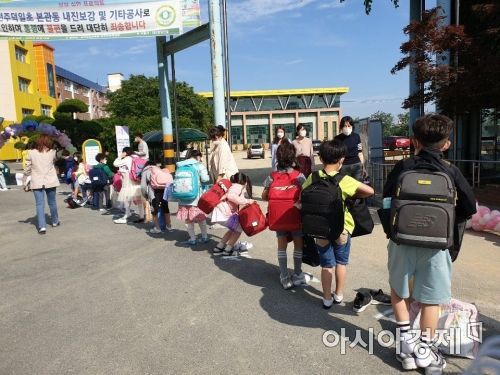 전북 955개교 8만6133명이 27일 등교를 시작했다. 사진은 전주 D초등학교 등교 모습.