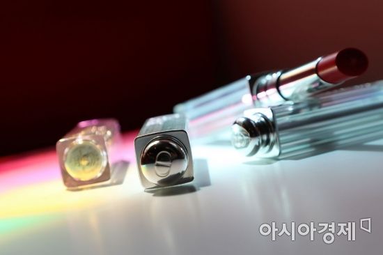블랙핑크 지수 립스틱으로 유명한 디올의 '어딕트 스텔라 헤일로 샤인 립스틱'