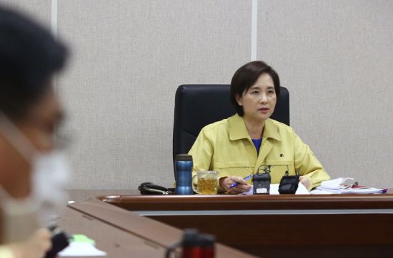 유은혜 부총리 겸 교육부 장관이 27일 등교수업 지원 상황점검회의에서 모두발언을 하고 있다. (제공=교육부)