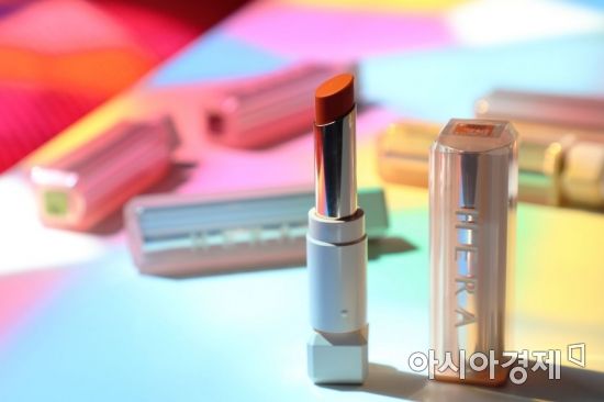 플럼핑 효과가 탁월한 립스틱 '스파이시 누드 밤'