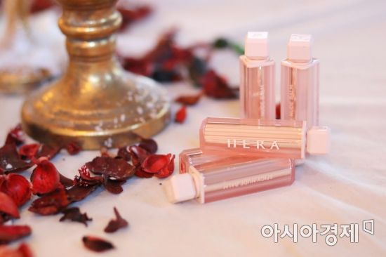 블랙핑크 제니 립스틱으로 유명한 헤라의 '스파이시 누드 밤'