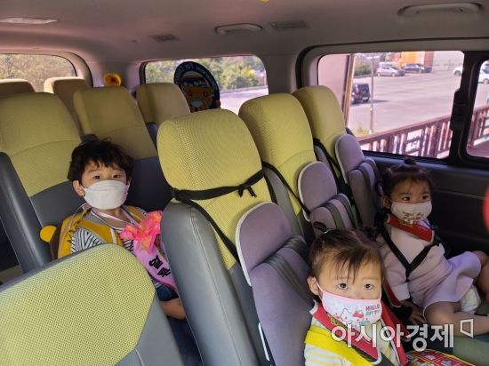 통학버스를 ‘생활 속 거리두기’를 지키기 위해 평소보다 두배로 늘려 운행하는 완도하나둘셋유치원. 사진=완도하나둘셋유치원 제공