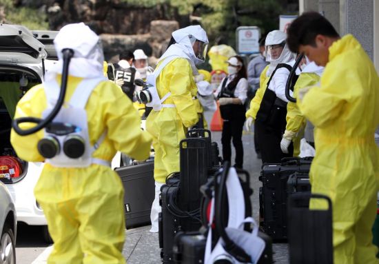 5월26일 대구 중구 계명대학교 대구동산병원에서 소독·방역업체 관계자들이 신종 코로나바이러스 감염증(코로나19) 격리병동으로 쓰이던 병원 내부를 소독하기위해 방호복을 입고 있다.
