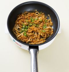 3. 팬에 올리브오일을 두르고 다진 김치를 넣어 중불에 3분 정도 볶다가 청양고추를 넣어 1분 정도 볶는다. 
(Tip 신김치는 설탕을 약간 넣어 볶는다.)