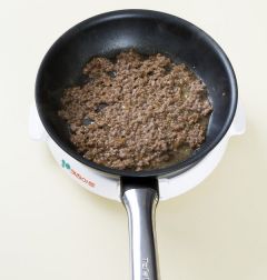 1. 다진 쇠고기는 분량의 양념 재료에 10분 정도 재워 볶는다.