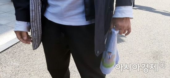 27일 오후 서울역 광장 인근에서 만난 한 노숙인. 그는 긴급재난지원금 제도가 노숙인들을 위한 설명도 없고, 결과적으로 노숙인들이 방치되고 있다고 토로했다.사진=한승곤 기자 hsg@asiae.co.kr