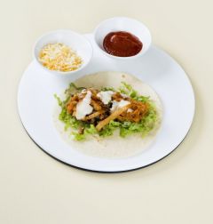 4. 토르티야에 양상추, 볶은 쇠고기, 볶은 김치, 치즈, 살사 소스, 사우어크림을 얹는다.