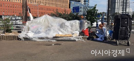 27일 오후 서울역 광장 맞은편 한 쪽에 자리한 한 노숙인의 자리. 비닐 속 옷가지가 어지럽게 널브러져 있다.사진=한승곤 기자 hsg@asiae.co.kr
