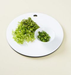 2. 양상추는 채 썰고 청양고추는 송송 썬다.