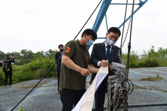 서호 통일부 차관이 지난 26일 비무장지대(DMZ) 유네스코 세계유산 등재 추진을 위해 문화재청 조사단과 함께 판문점 인근 대성동 마을을 방문, 태극기 교체 현장을 살피고 있다.