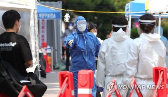 인천 계양구보건소에 마련된 선별진료소에서 관계자가 시민을 안내하고 있다. [사진=연합뉴스]