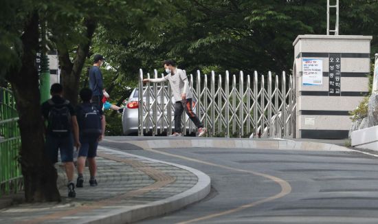 2차 등교 개학 첫날인 27일 대구 수성구 오성고등학교에서 고3 학생 1명이 코로나19 양성 판정을 받은 가운데 이날 오전 오성고 정문 출입이 통제되고 있다. [이미지출처=연합뉴스]