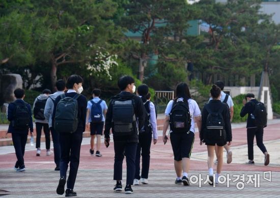 2차 등교 개학 첫날인 27일 서울 영등포구 여의도중학교 3학년 학생들이 등교하고 있다. 이날 전국적으로 전국 고2, 중3, 초1∼2, 유치원생 등 약 237만명이 학교·유치원에 등교한다./윤동주 기자 doso7@