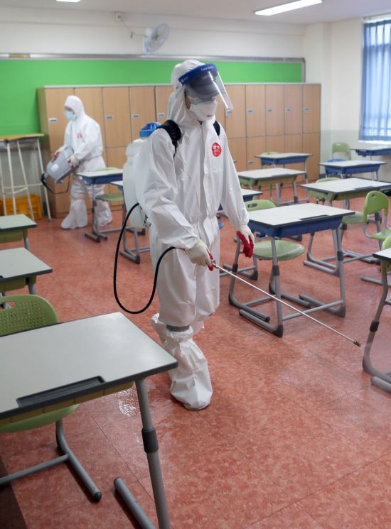 30일 부산 내성고에서 고3 확진자 교실에 대한 긴급 방역작업이 이뤄지고 있다. [이미지출처=연합뉴스]