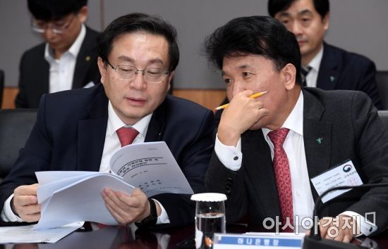 손태승 우리금융그룹 회장과 함영주 하나금융그룹 부회장./김현민 기자 kimhyun81@