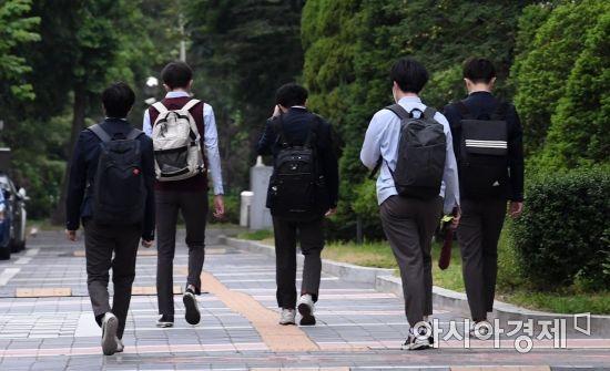 재학생의 대학생 누나와 어머니가 신종 코로나바이러스 감염증(코로나19) 확진 판정을 받으면서 등교 중지 결정을 내렸던 서울 양천구 양정고등학교가 재학생의 음성 판정에 따라 2일 등교를 재개했다. 지난 31일 서울시교육청 등에 따르면 양정고 2학년 A군의 대학생 누나가 전날 코로나19 확진 판정을 받고 격리치료병원으로 이송됐다. 사진은 2일 등교하는 양정고 학생들의 모습./김현민 기자 kimhyun81@