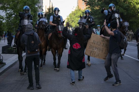 1일(현지시간) 백인 경찰의 과잉진압으로 비무장한 흑인 남성이 사망한 이른바 '조지 플로이드 사건' 규탄 시위가 일주일째 이어지고 있다/사진=AP연합뉴스
