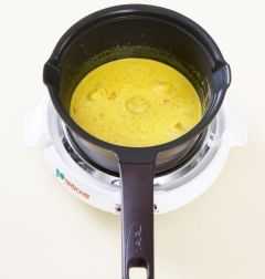 3. 카레가루를 넣어 끓인다.