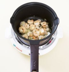 2. 냄비에 식용유를 두르고 새우살과 다진 양파를 넣어 1분 정도 중간불에 볶다가 우유 2컵, 생크림 1/2컵, 마늘가루를 넣는다.