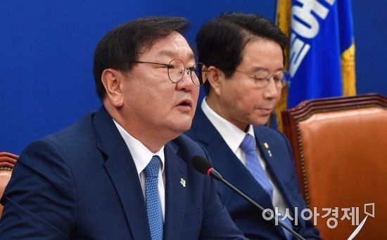 김태년 더불어민주당 원내대표가 2일 국회에서 열린 원내대책회의에 참석, 모두발언을 하고 있다./윤동주 기자 doso7@