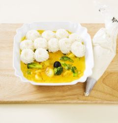 6. 매시트 포테이토를 짤주머니에 담아 4 위에 골고루 짠다. 200℃로 예열한 오븐에 15~20분 정도 굽는다.
(Tip감자를 우유에 삶을 때 우유가 끓어 넘칠 수 있으니 불 조절에 신경을 써야 한다. 중간에 감자가 덜 익으면 우유나 물을 더 넣는다.)