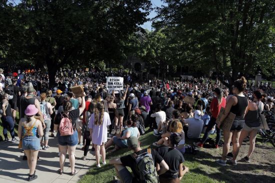 1일(현지시간) 백인 경찰의 과잉진압으로 비무장한 흑인 남성이 사망한 이른바 '조지 플로이드 사건' 규탄 시위에 참석한 시위대의 모습/사진=AP연합뉴스