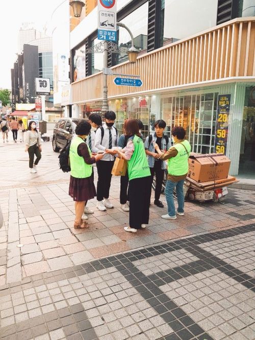 전주완산경찰서와 교육관계자들이 합동 교외지도 활동을 하고 있는 모습. 사진제공=전주완산서