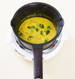 4. 2분 정도 지나면 브로콜리와 옥수수를 넣고 3분 정도 더 끓인다. 오븐용기에 담고 블랙 올리브를 반으로 잘라 얹는다.