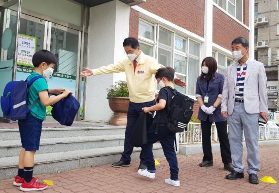 사진은 3일 경주 유림초등학교에서 어린이들이 등교하고 있는 모습.