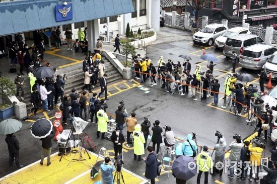 조주빈과 함께 텔레그램 '박사방'의 공동 운영자로 알려진 '부따' 강훈이 17일 서울 종로경찰서에서 검찰로 송치되기 위해 호송차로 이동하고 있다./강진형 기자aymsdream@