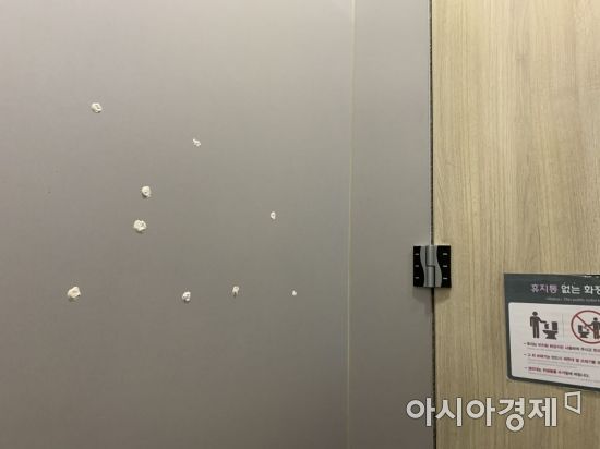 부산 한 번화가 건물 내 여자화장실. 화장실 벽에 뚫린 구멍이 실리콘 접착제로 막혀있다. 사진=허미담 기자 damdam@asiae.co.kr