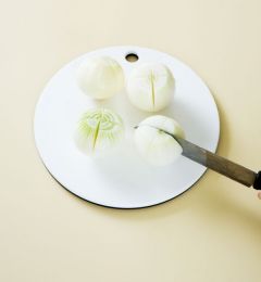 1. 양파는 껍질을 벗겨 물에 씻는다. 양쪽 꼭지를 칼로 자른 다음 십자로 칼집을 내어 멸치액젓 1/4컵을 붓고 숨이 죽을 때까지 30분 정도 절인 다음 멸치액젓을 따라낸다.