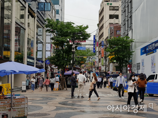 지난 2일 오후 서울 중구 명동거리. 점심시간을 맞아 거리로 나온 시민들이 발걸음을 옮기고 있다/사진=김가연 기자 katekim221@asiae.co.kr
