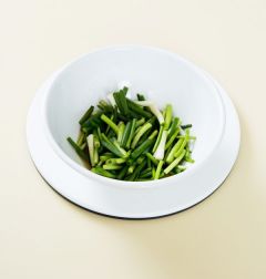 2. 쪽파와 미나리는 다듬어 씻어 3cm 길이로 썰고 홍고추는 채 썬다. 양파를 절이고 남은 액젓 국물을 쪽파와 미나리에 부어 숨이 죽을 정도로만 살짝 절여 따라낸다.