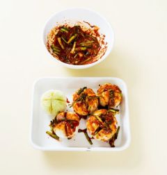 4. 따라낸 멸치액젓에 고춧가루, 다진 마늘, 통깨, 찹쌀풀을 넣고 소 재료를 버무려 양파에 채우고 김치통에 담는다. 소를 버무린 그릇에 물 1/4컵을 붓고 소금으로 간하여 김치통에 붓는다.