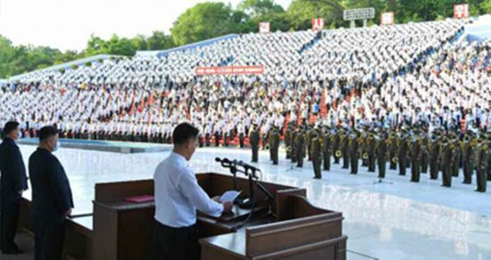 북한 청년들이 탈북자들의 대북전단 살포를 절대 용납할 수 없다고 성토하는 군중집회를 열었다고 노동신문이 7일 보도했다. 사진은 평양시 청년공원야외극장을 가득 메운 북한 청년들이 군중집회에 참여해 연설을 듣는 모습.
