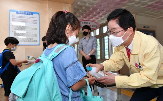 임종식 교육감이 8일 아침 안동시 강남초등학교에서 어린이에게 손소독제를 뿌려주고 있는 모습.