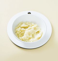 3. 감자가 완전히 익으면 뜨거울 때 감자를 으깬다.