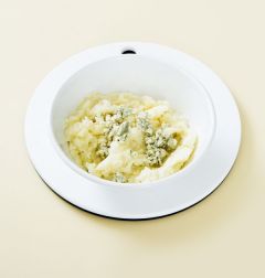 4. 마요네즈와 블루치즈를 넣어 섞고 소금과 후춧가루를 뿌린다.