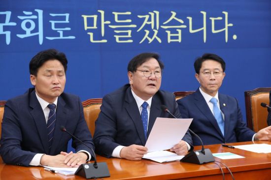 김태년 더불어민주당 원내대표가 9일 오전 서울 여의도 국회에서 열린 원내대책회의에서 발언하고 있다. / 사진=연합뉴스
