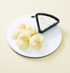 1. 감자는 껍질을 벗기고 큼직하게 썬다. 블루치즈는 곱게 다진다. 
(Tip 블루치즈는 푸른 곰팡이에 의해 숙성되는 반경질 치즈로 치즈 내부에 곰팡이가 대리석블루모양을 갖는다. 부서지기 쉬운 연한 조직이고 자극적인 풍미와 독특한 감칠맛을 가지고 약간 짠맛이 나는 편이다. 블루 치즈가 없다면 파마산치즈나 체다치즈를 다져 넣어 사용한다. )