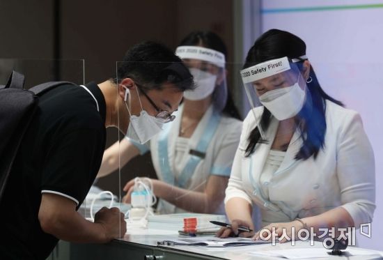 제17회 서울국제치과기자재전시회(SIDEX 2020)가 5일 서울 강남구 코엑스에서 열리고 있다. 서울시는 최근 수도권 코로나19 집단 발생으로 지역감염 확산이 우려되는 상황에서 대규모 행사 진행은 적절하지 않다며 시덱스 행사에 대해 긴급 집합제한명령을 내렸다. /문호남 기자 munonam@