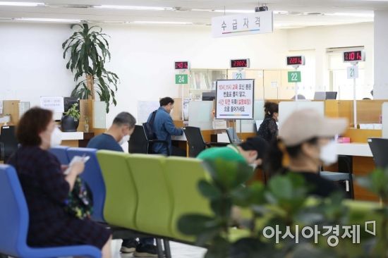 10일 서울 중구 서울고용복지플러스센터를 찾은 시민들이 실업급여 신청, 취업지원 등 상담을 받고 있다. /문호남 기자 munonam@