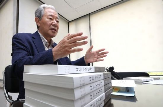 9일 오후 서울 서초구 법무법인 동북아 사무실에서 열린 최서원(개명 전 최순실) 씨의 회고록 '나는 누구인가' 출간 기자간담회에서 최씨의 변호를 맡았던 이경재 변호사가 책 소개를 하고 있다. 연합뉴스