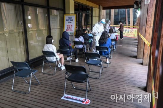 강남대성학원 근무자가 코로나19 확진 판정을 받으면서 방역 당국이 수강생 등 접촉자에 대한 검사가 이어지고 있는 10일 서울 송파구보건소에 마련된 선별진료소를 찾은 시민들이 검사를 받기 위해 기다리고 있다./강진형 기자aymsdream@