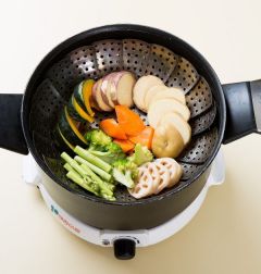 3. 준비한 재료를 찜기에 넣어 센 불에 찐다.(아스파라거스, 브로컬리는 5분, 연근, 단호박, 고구마 15분, 감자 ,당근 20분)