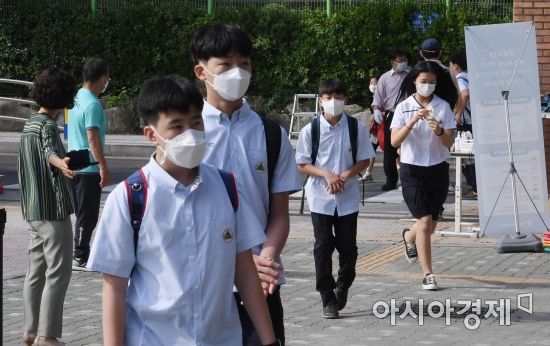 중1과 초 5, 6년 학생들의 4차 등교 수업이 시작된 8일 서울의 한 중학교에서 1학년 학생들이 등굣길에 오르고 있다. 교육부에 따르면 이날 등교에 나서는 중1과 초 5, 6년 학생은 135만 명으로 당초 개학일인 올 3월 2일 이후 98일 만이다. 앞서 고3이 지난달 20일 처음 등교에 나섰고, 이후 학년별로 순차 등교를 진행했다. 이날 등교를 끝으로 전국 595만 초중고생들이 올해 1학기 등교 수업에 들어가게 됐다./김현민 기자 kimhyun81@