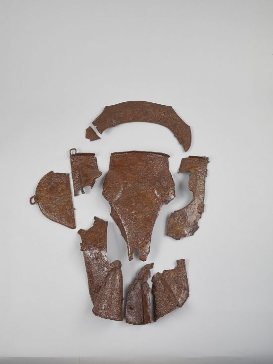 공산성 출토 말 투구 및 옻칠 말 갑옷