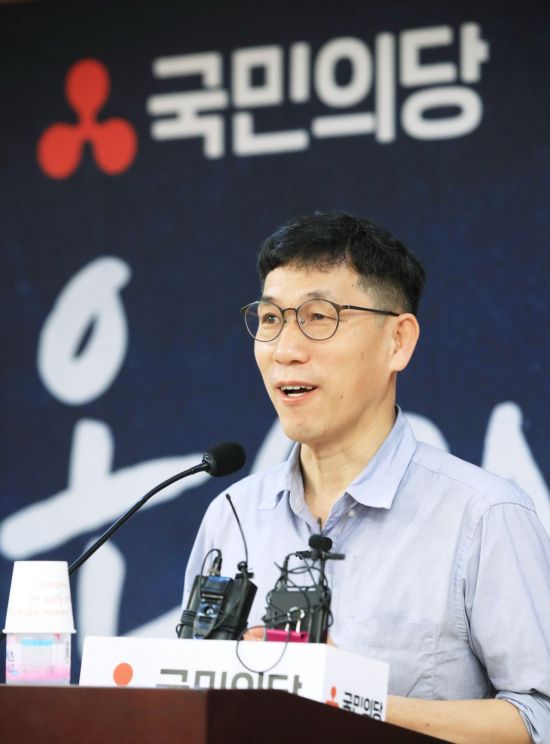 진중권 전 동양대 교수가 10일 오전 서울 여의도 국회 의원회관에서 열린 온국민공부방 제1강 '우리 시대의 정의란 무엇인가'에 참석해 발언하고 있다. [이미지출처=연합뉴스]